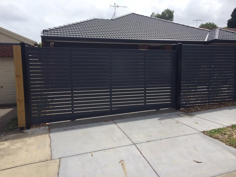 Automated sliding gate and fence - timber