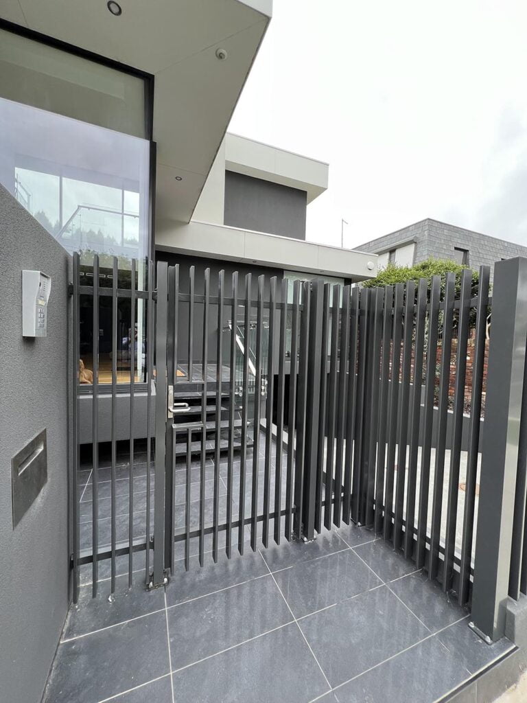 custom-aluminium-blade-fence-security-gate